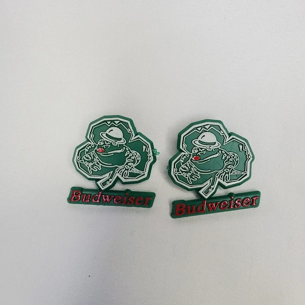 Vtg BUDWEISER 80's Shamrock Green Plastic Lapel Pin Pinback Frog Top Hat Beer 2‎